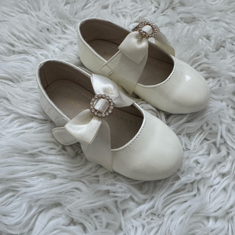 Amazon Cream Dress Shoes with Bow Detail